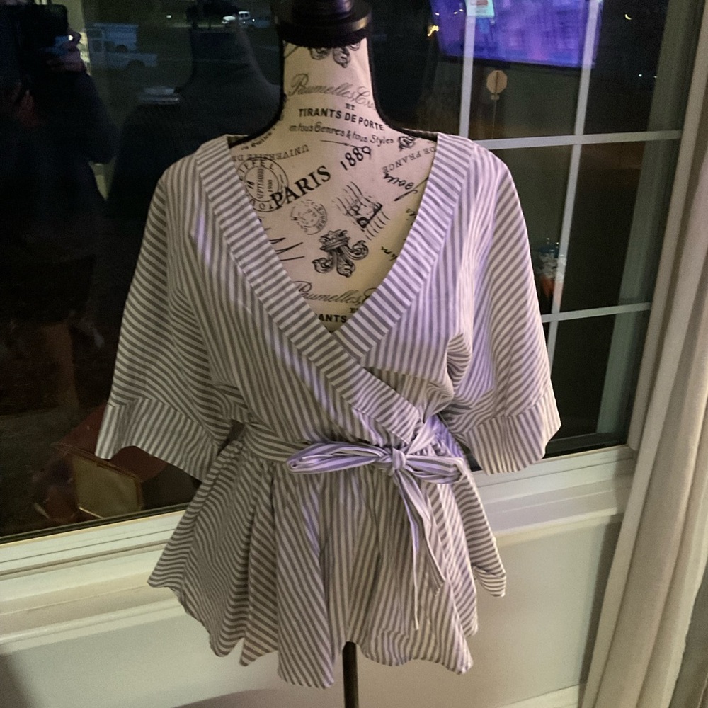Listicle boutique top size small, never worn.